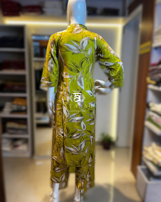 cord set with floral design (Sleeves attached.)