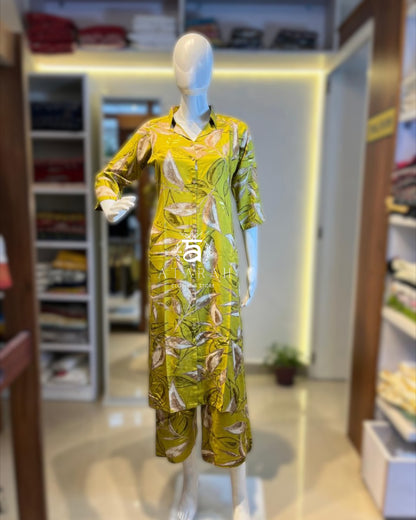 cord set with floral design (Sleeves attached.)