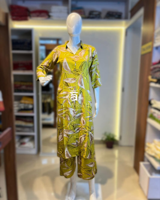 cord set with floral design (Sleeves attached.)